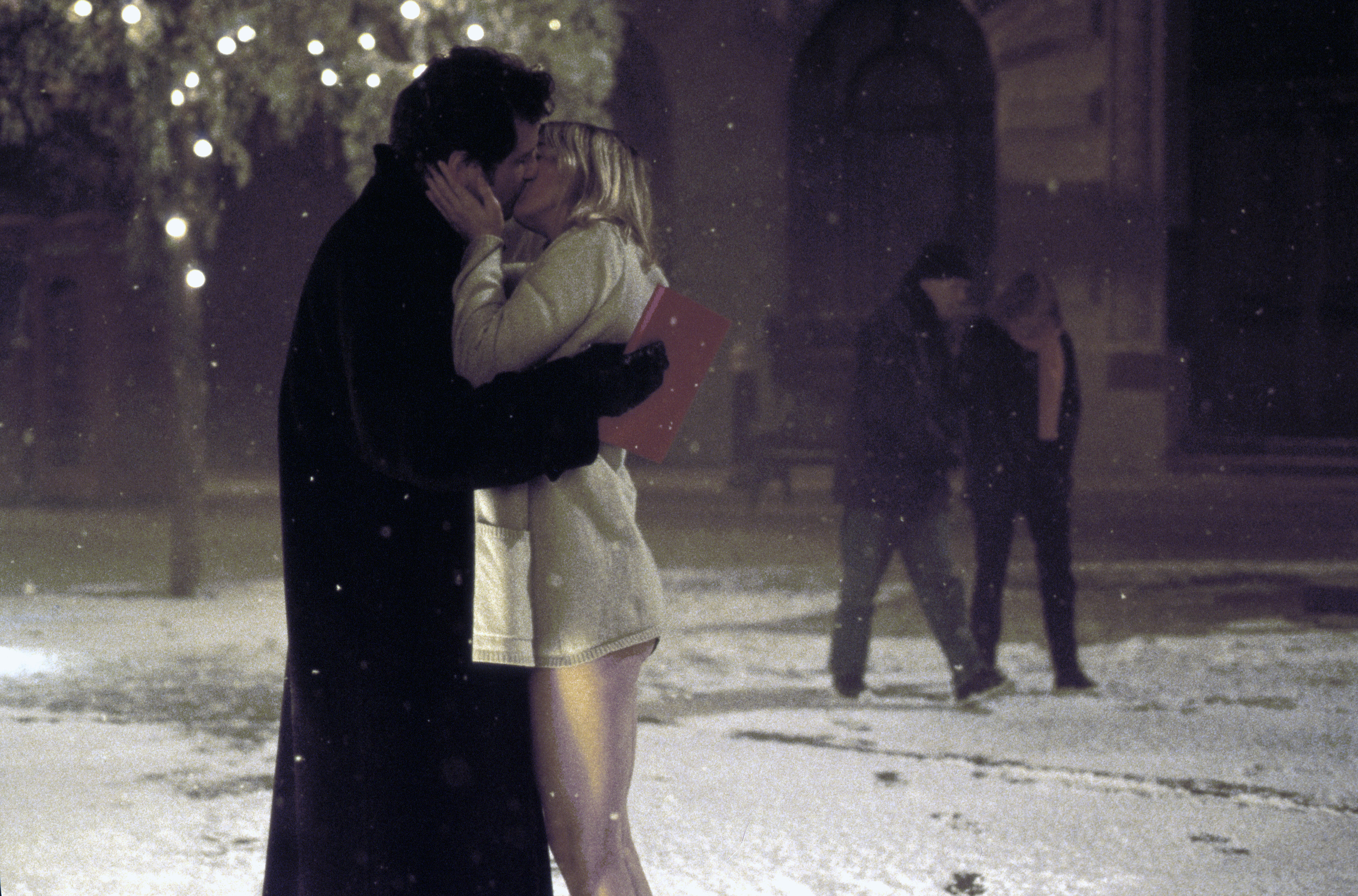 Парень целуется на улице. Бриджит Джонс поцелуй на улице.